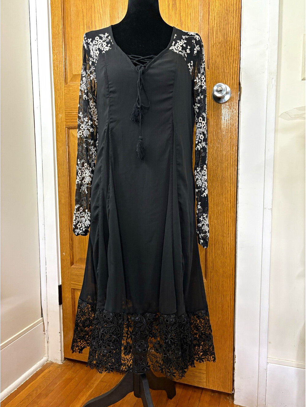 maurices Women’s Black White Floral Lace Embroidered Shift Dress V-Neck M